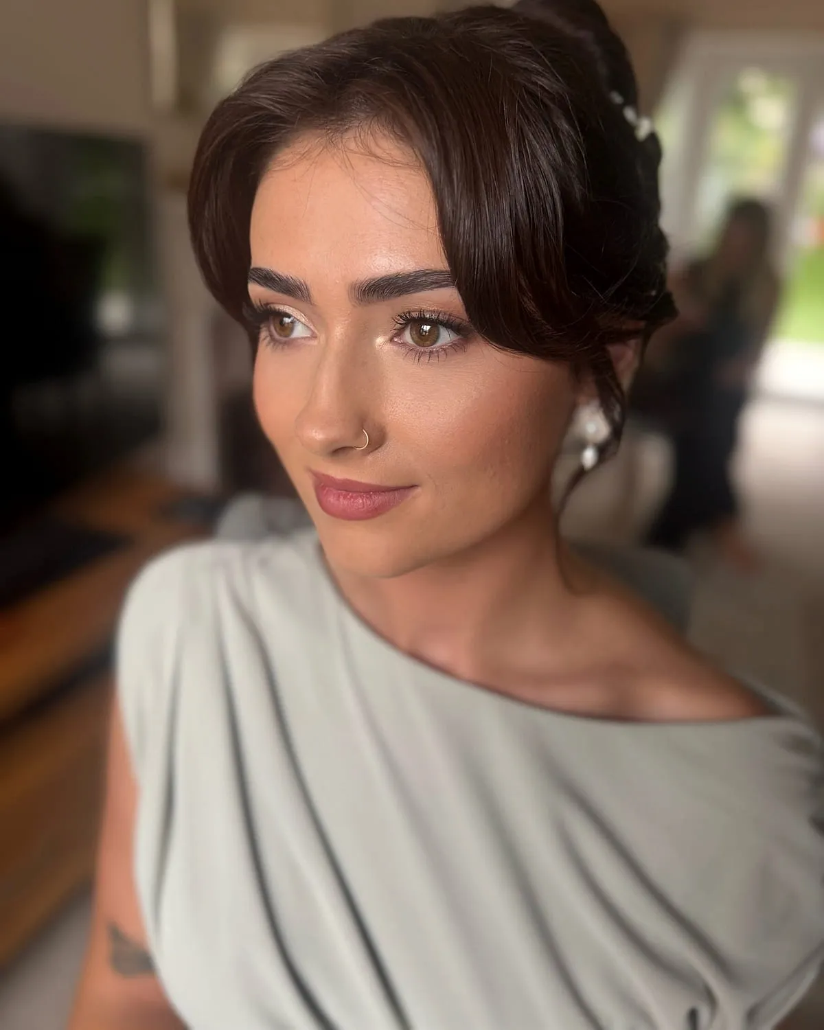 Bridesmaid with a warm neutral eye and softly sculpted cheek